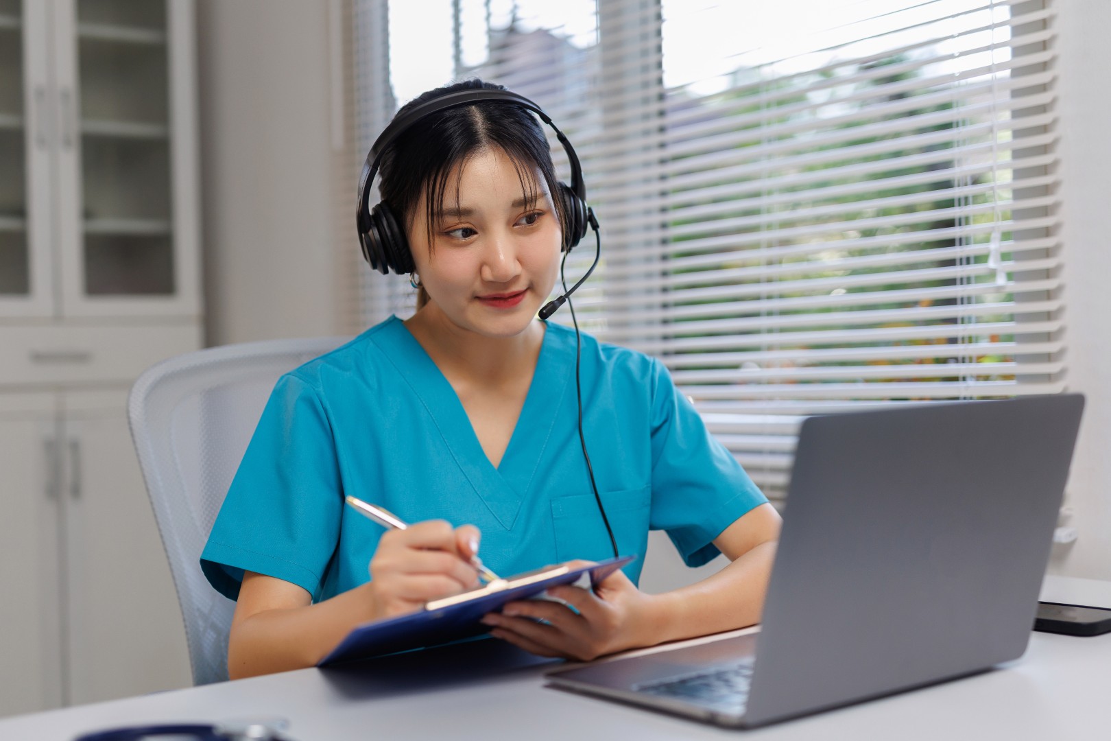 Medical Transcription in the Age of AI: Why Human Expertise Still Matters